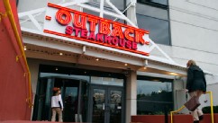 PHOTO: Patrons enter the Outback Steakhouse in in Chicago, Ill.