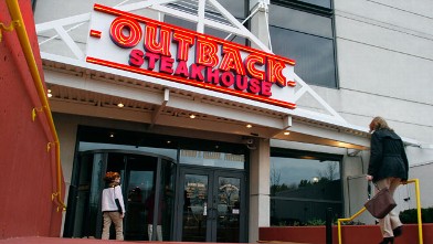 PHOTO: Patrons enter the Outback Steakhouse in in Chicago, Ill.