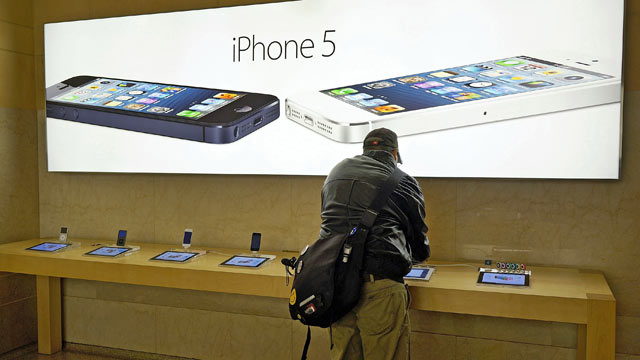 PHOTO: Advertisements for the iPhone 5 are displayed at an Apple store, Jan. 14, 2013 in New York.