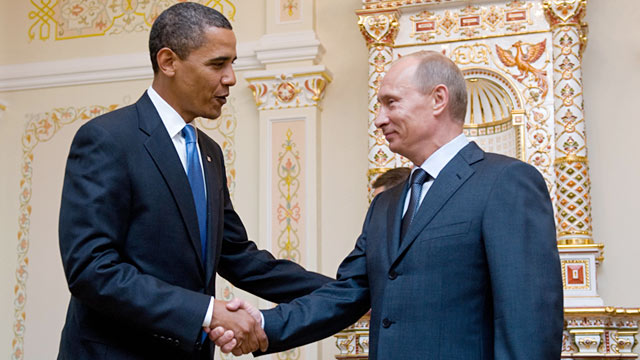 PHOTO: Barack Obama shakes hands with Vladimir Putin