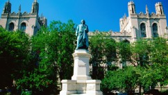 PHOTO: Linne statue and building, University of Chicago.
