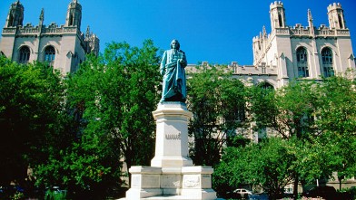PHOTO: Linne statue and building, University of Chicago.