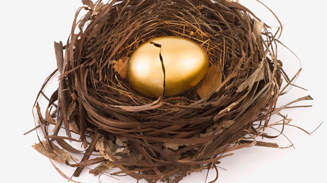 PHOTO: Cracked golden egg
