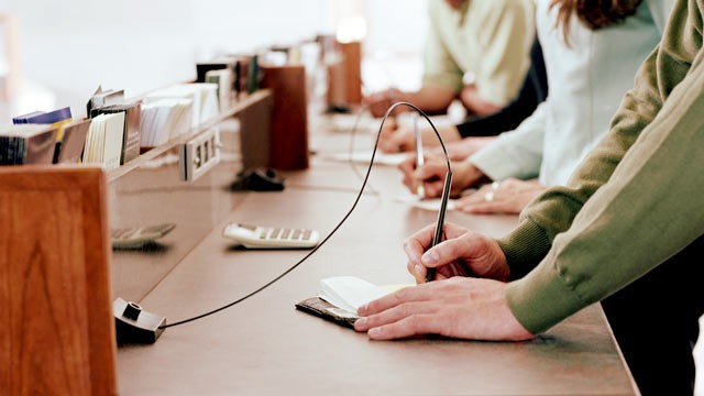PHOTO: Among the nations largest credit unions, 80 percent offer stand-alone free checking accounts.