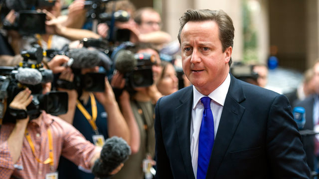 PHOTO: David Cameron, U.K. prime minister, right, arrives for the second day of the European Leaders (EU) summit at the European Council headquarters in Brussels, Belgium, June 29, 2012.