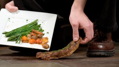 PHOTO: Chef picks up a steak off the floor in a restaurant.