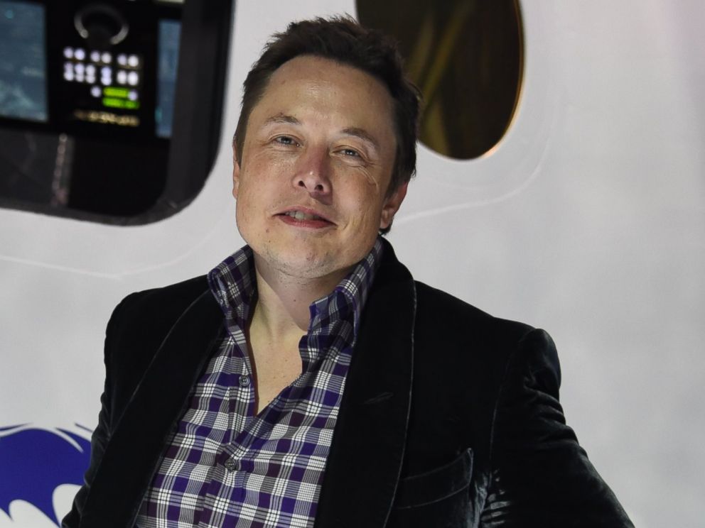 PHOTO: SpaceX CEO Elon Musk introduces SpaceXs Dragon V2 spacecraft at a press conference in Hawthorne, California, May 29, 2014.
