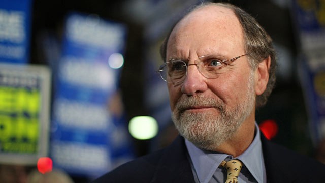 PHOTO: Jon Corzine at the Path train station, Nov. 2, 2009 in Hoboken, New Jersey.