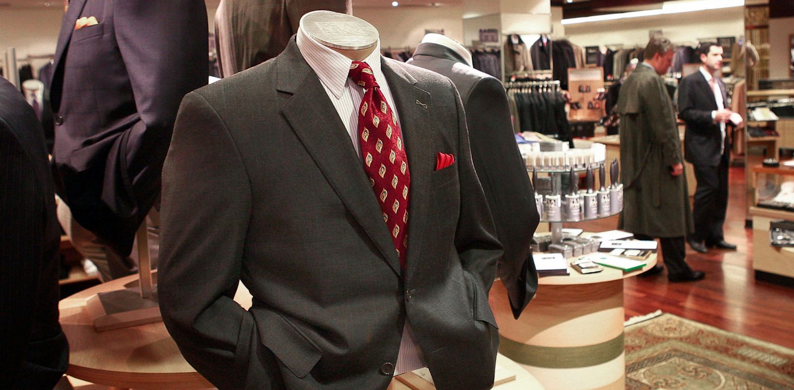 Men&#39;s Wearhouse Gives Jos. A. Bank the Brushoff - ABC News