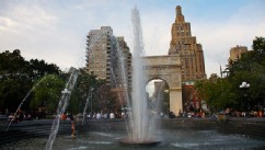 PHOTO: Fountain and Washington Square Arch, Washington Square Park, New York, NY.