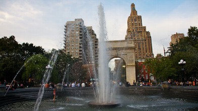 PHOTO: Fountain and Washington Square Arch, Washington Square Park, New York, NY.