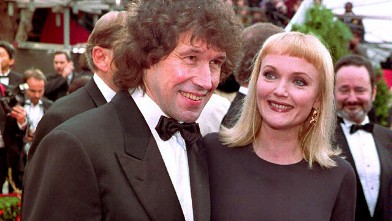 PHOTO: Irish actor Stephen Rea (L), nominee for Best Actor for his performance in "The Crying Game," arrives 29 March at the 65th Annual Academy Awards ceremony with British co-star Miranda Richardson.
