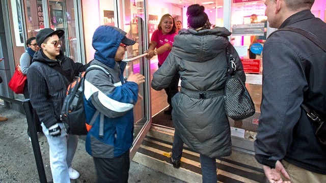 PHOTO: Customers line up to purchase the Apple Inc. iPhone 5 from a T-Mobile USA Inc. retail location in New York, April 12, 2013.
