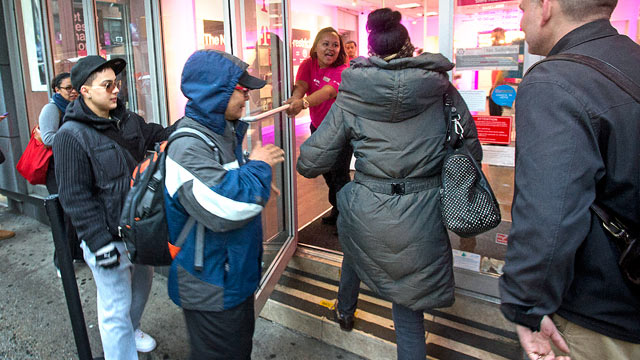 PHOTO: Customers line up to purchase the Apple Inc. iPhone 5 from a T-Mobile USA Inc. retail location in New York, April 12, 2013.