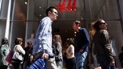 PHOTO: Shoppers