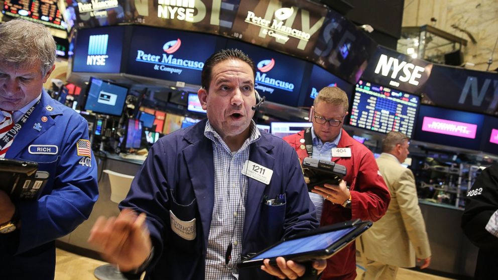 PHOTO: Traders work on the floor of the New York Stock Exchange on Aug. 21, 2015 in New York.