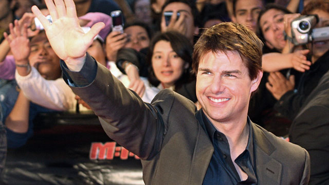 PHOTO: US actor Tom Cruise waving to fans during the premiere in Mexico of his movie "Mission Impossible III" in Mexico City.