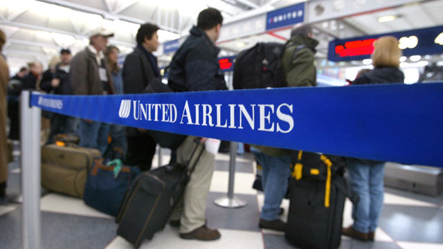 PHOTO: Air travelers stand in line at the United Airlines terminal at OHare International Airport in Chicago, Illinois.
