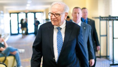 PHOTO: Warren Buffett, chairman of Berkshire Hathaway Inc., arrives for a news conference in Omaha, Nebraska, May 1, 2011.