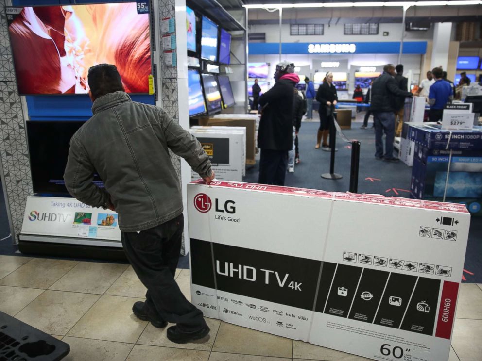 PHOTO: People shop for electronics on Black Friday, Nov. 25, 2016 at a mall in Brooklyn, NY.