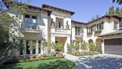 PHOTO: he Studio City home in L.A. that Britney Spears bought in January 2007 for $6.8 million and first listed in September 2008 for $7.9 million may finally have a buyer. Zillow reports the listing has a pending sale for $4.5 million after six price cut