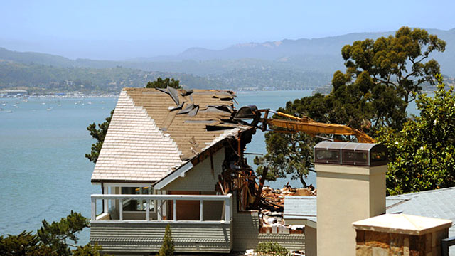 PHOTO: A house at 333 Belvedere Ave. is demolished in Belvedere, Calif., June 19, 2012.