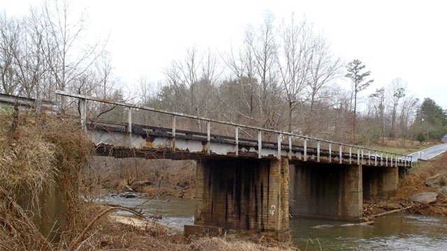 PHOTO: Deteriorating bridge