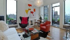 PHOTO: Jennifer Aniston, who bought two West Village apartments about a year ago, sold them at a $500,000 loss to real estate investor Daniel Neidich.
