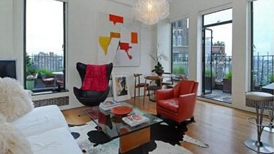 PHOTO: Jennifer Aniston, who bought two West Village apartments about a year ago, sold them at a $500,000 loss to real estate investor Daniel Neidich.