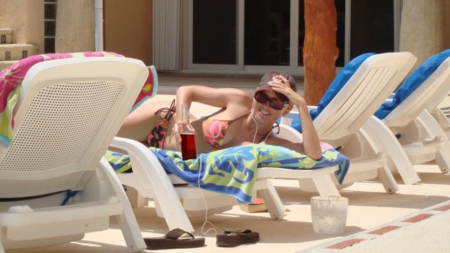 PHOTO: Armed with her laptop and a pair of sunglasses, Karen Hoxmeier, founder of the website MyBargainBuddy.com, likes to work poolside in her backyard