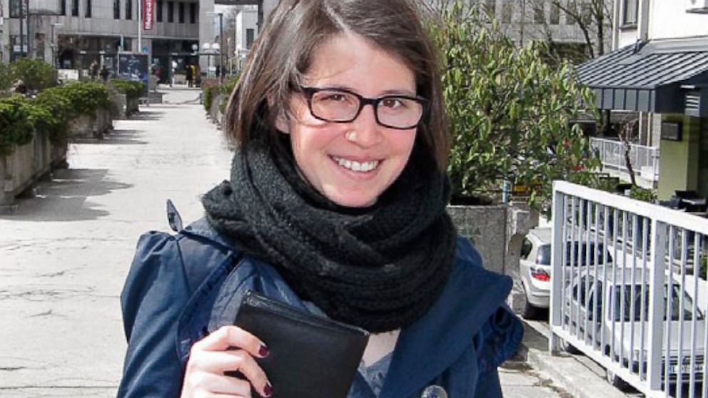 PHOTO: Manca Smolej holding dropped wallet