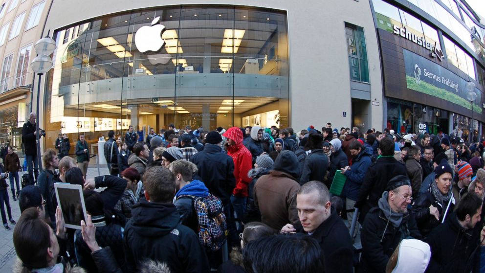 PHOTO: People crowd in front of an Apple store in Munich, Germany, in this March 16, 2012 photo.