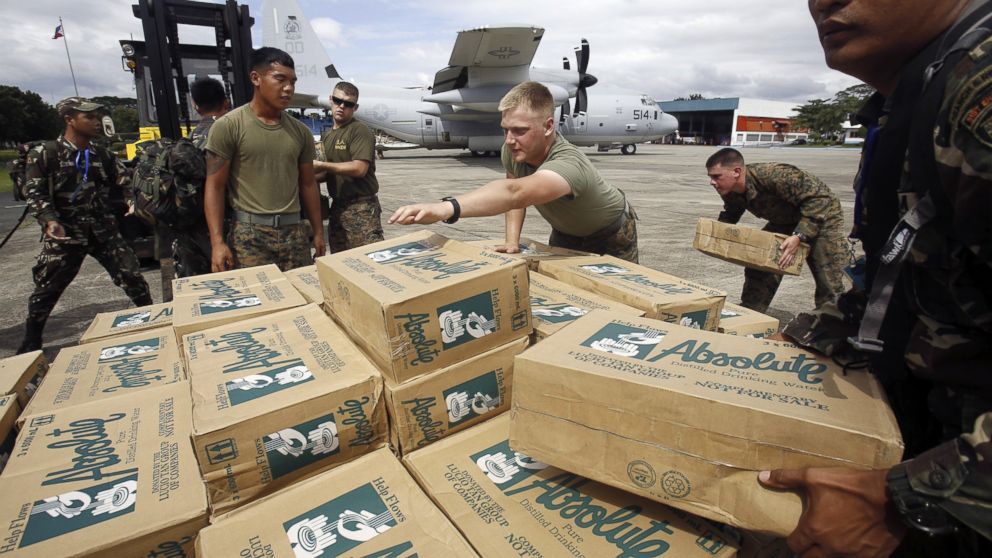 PHOTO: Philippine and U.S. military personnel load relief supplies onto a C-130 plane for victims of Typhoon Haiyan at Villamor Air Base in Manila, Philippines, Nov. 11, 2013.