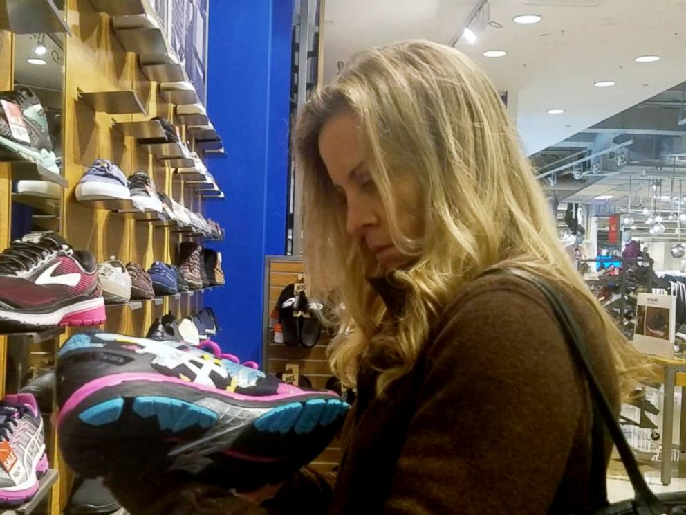 PHOTO: ABC News Becky Worley shops in a mall in Columbus, Ohio.