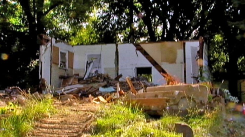 PHOTO: Police in Pontiac, Mich., say a homeowners plan caused crews to take down the wrong house.