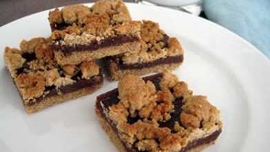 PHOTO: Chef Amy Green whips up a gluten-free fig and date bar.