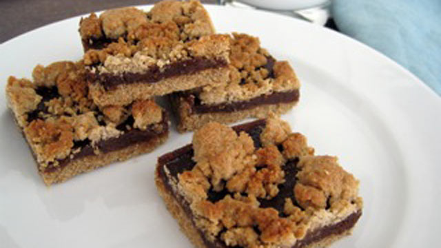 PHOTO: Chef Amy Green whips up a gluten-free fig and date bar.