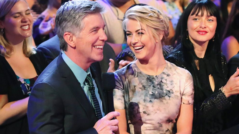 PHOTO: Tom Bergeron talks to Julianne Hough on "Dancing With The Stars," Sept. 23, 2013.