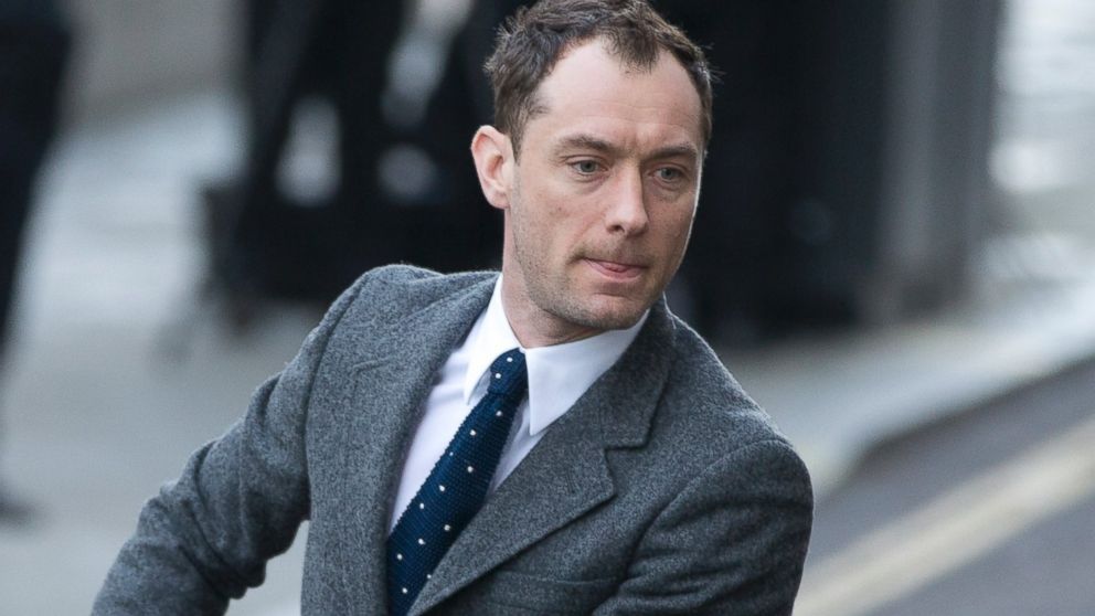 PHOTO: British actor Jude Law arrives at The Old Bailey law court in to give evidence at the phone hacking trial in London, Jan. 27, 2014.
