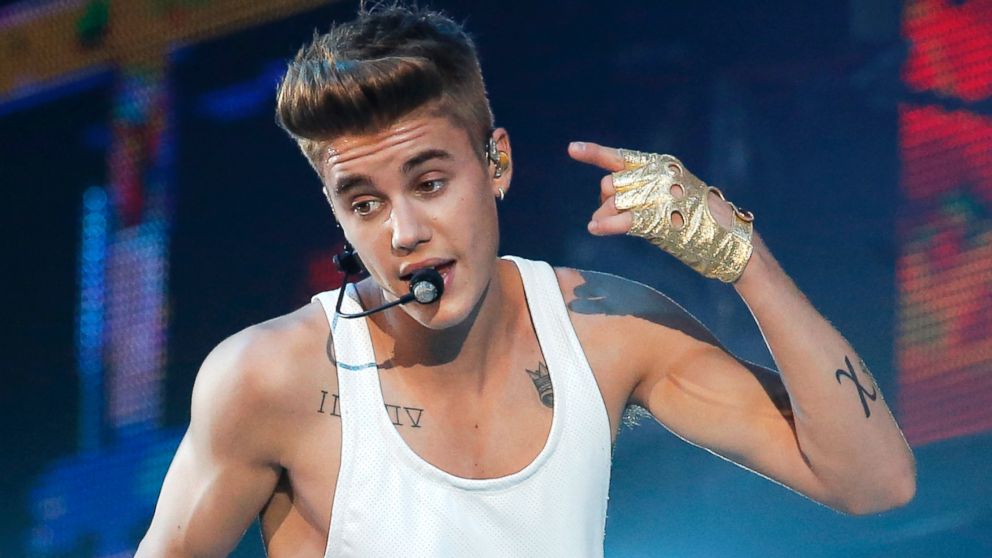PHOTO: Justin Bieber performs at Bercy arena in Paris, March 19, 2013.