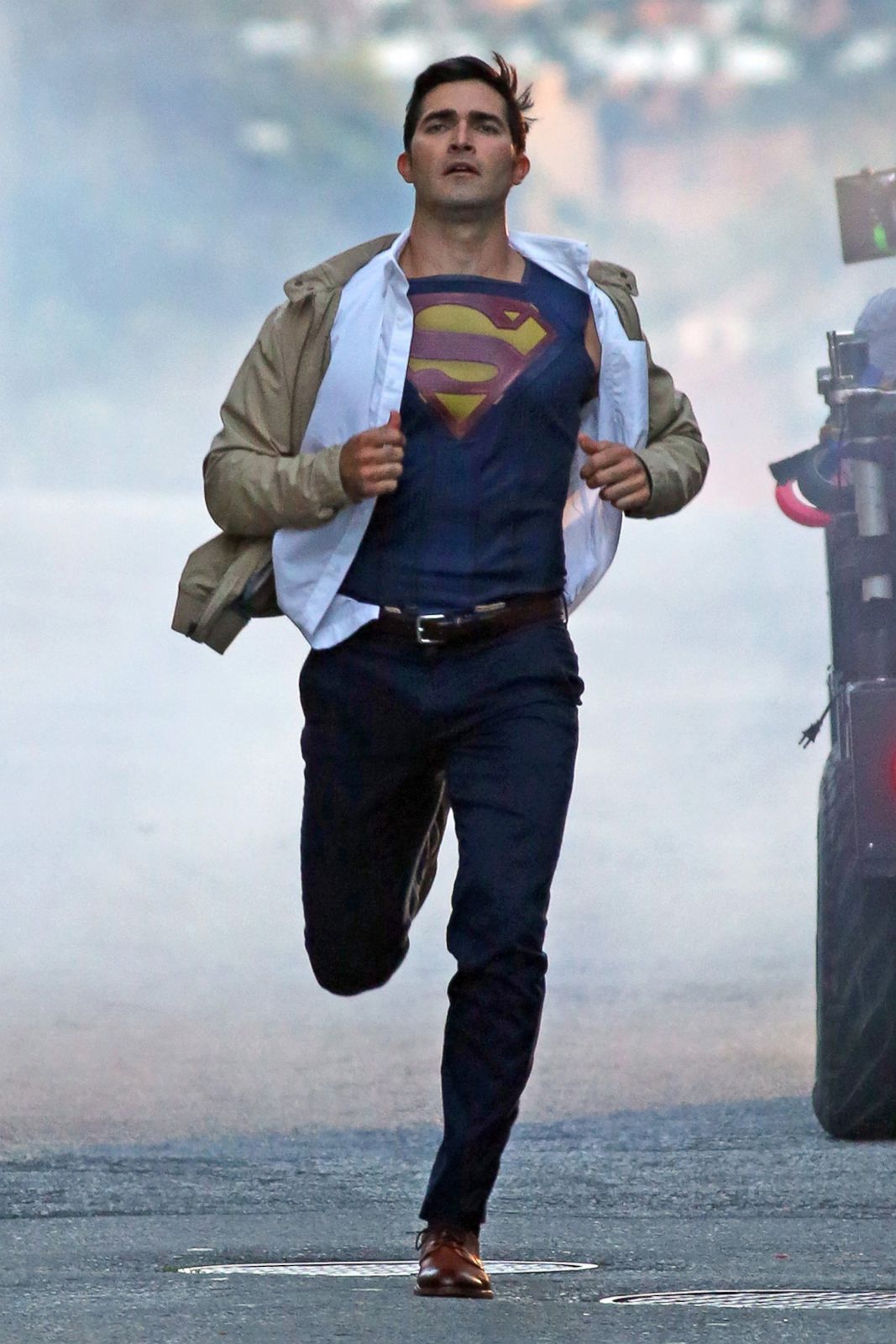 Tyler Hoechlin Transforms On Set Of Supergirl Picture Stars On Set Abc News