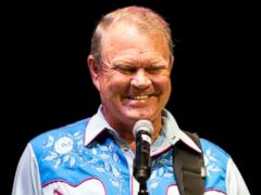 Glen Campbell can no longer play guitar, wife says