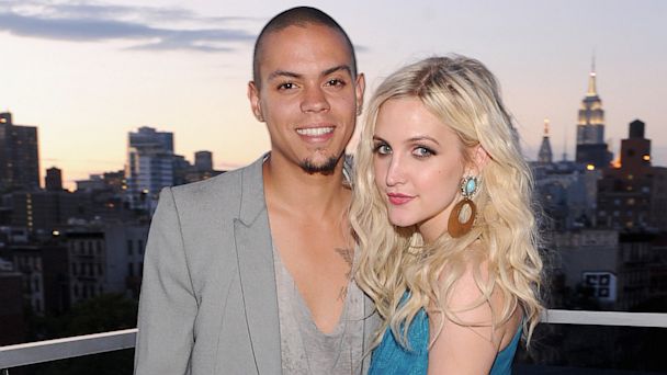 Ashlee Simpson And Evan Ross Engage In Pda Photo Abc News 