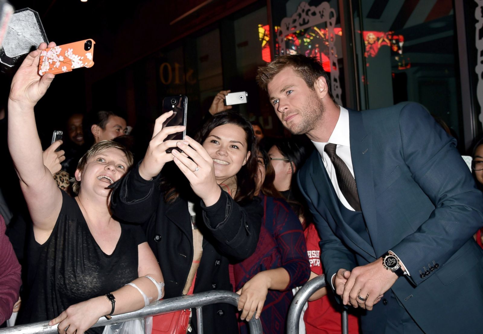 Chris Hemsworth Snaps A Selfie With Fans Picture Celebrities On