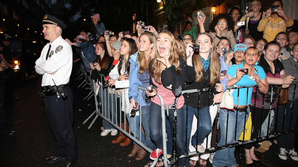 PHOTO: Fans react as musicians Nick Jonas, Joe Jonas, and Kevin Jonas of Jonas Brothers arrive at a free concert at Irving Plaza, June 11, 2009 in New York.