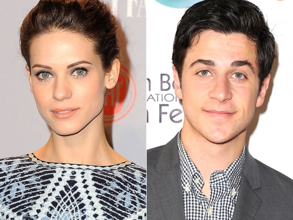 PHOTO: Lyndsy Fonseca and David Henrie of How I Met Your Mother. - GTY_lyndsy_fonseca_david_henrie_how_i_met_your_mother_sk_140401_4x3_992