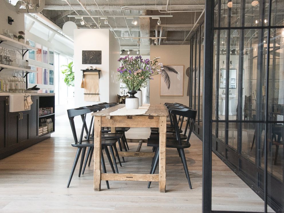PHOTO: The office in Playa Vista, California that houses The Honest Companys 450-plus employees was completely empty when the company moved in. Jessica Alba worked with an architect before hiring design firm Consort.
