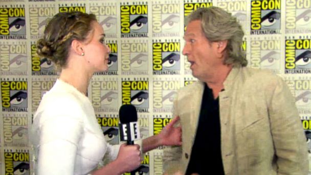 PHOTO: Jennifer Lawrence interviews jeff Bridges at Comic-Con, 2013.