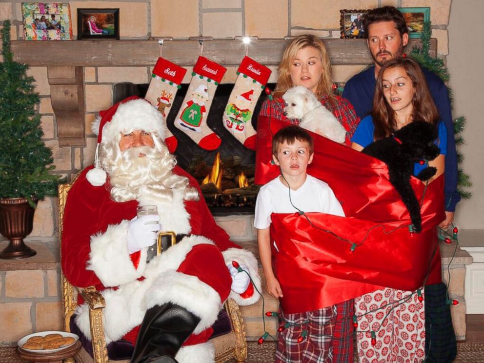 PHOTO: Kelly Clarkson shared her version of an awkward family Christmas card via her Twitter account, Dec. 10, 2013.