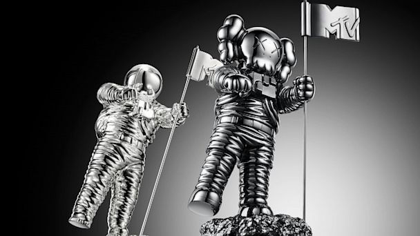 HT mtv vmas moonman black nt 130823 16x9 608 VMA 2013 Winners: The Complete List